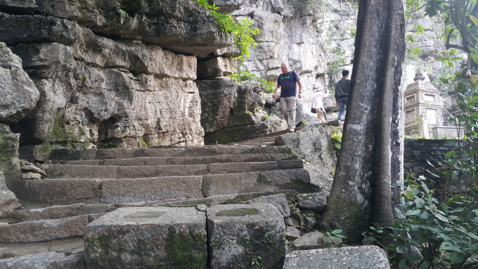 Theo trụ tr&igrave; ch&ugrave;a B&iacute;ch Động&nbsp;Th&iacute;ch Đăng Thọ cho biết,&nbsp;t&igrave;nh trạng n&agrave;y diễn ra nhiều năm nay, ch&uacute;ng t&ocirc;i thường xuy&ecirc;n nhắc nhở du kh&aacute;ch nhưng t&igrave;nh trạng vẽ bậy vẫn t&aacute;i diễn.