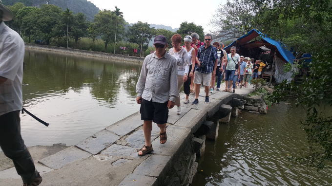 Mỗi năm nơi đ&acirc;y đ&oacute;n h&agrave;ng ngh&igrave;n lượt du kh&aacute;ch trong v&agrave; ngo&agrave;i nước tới thăm quan. Ai nấy đều hết lời khen phong cảnh, địa thế của ch&ugrave;a với tầm nh&igrave;n kho&aacute;ng đạt, bao trọn cả một v&ugrave;ng non nước điệp tr&ugrave;ng. Nhưng b&ecirc;n cạnh đ&oacute; một số người tỏ ra buồn rầu v&igrave; chốn cửa Phật bị x&acirc;m hại.