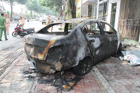 Chiếc xe bị thi&ecirc;u rụi ho&agrave;n to&agrave;n. (Ảnh: b&aacute;o Vnexpress)