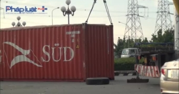 Xe đầu kéo đang chạy bất ngờ rơi thùng container, nhiều người may mắn thoát nạn