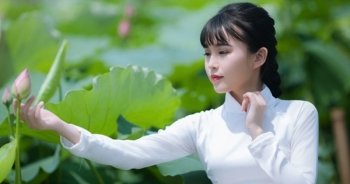 Nữ sinh Bưu chính viễn thông  "đọ sắc" với hoa sen
