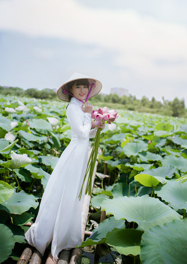 Ho&agrave;i Thương l&agrave; người con g&aacute;i l&atilde;ng mạn. C&ocirc; biết H&agrave; Nội c&oacute; 12 m&ugrave;a hoa nhưng y&ecirc;u nhất l&agrave; hoa sen.