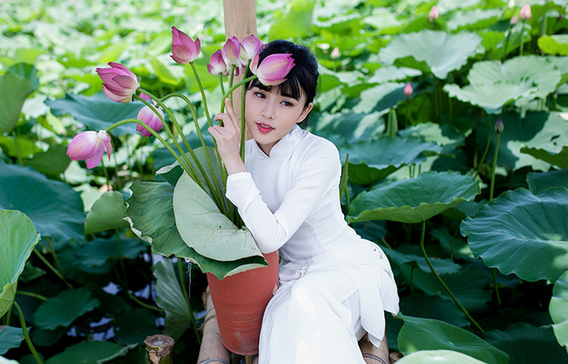 Ngo&agrave;i ra, c&ocirc; c&ograve;n biết may v&aacute;, th&ecirc;u th&ugrave;a, đan m&oacute;c.