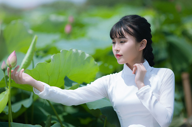 Thương n&oacute;i: &ldquo;Với em người con g&aacute;i Việt, đẹp nhất, dịu d&agrave;ng nhất l&agrave; khi mặc chiếc &aacute;o d&agrave;i cạnh đ&oacute;a hoa sen. Hoa sen hội tụ trong m&igrave;nh nhiều &yacute; nghĩa, nhưng dưới g&oacute;c nh&igrave;n của một người trẻ, em cảm nhận hoa sen l&agrave; biểu tượng về sức vươn dậy của một &yacute; ch&iacute; sống m&atilde;nh liệt v&agrave; phẩm c&aacute;ch cao qu&yacute;&rdquo;.