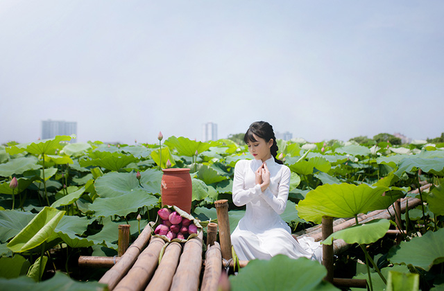 C&ocirc; muốn lưu giữ khoảnh khắc thanh xu&acirc;n của m&igrave;nh b&ecirc;n lo&agrave;i hoa sen.