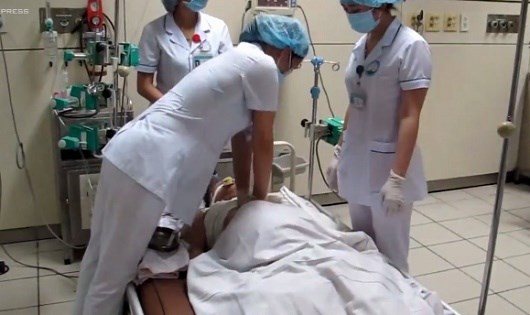 7 bệnh nh&acirc;n tử vong trong vụ nghi sốc phản vệ chạy thận ở H&ograve;a B&igrave;nh. (Ảnh: VnExpress)