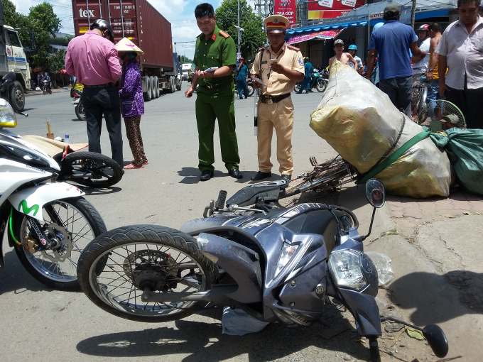 Chiếc xe m&aacute;y chạy ngược chiều v&agrave; chiếc xe đạp tại hiện trường.