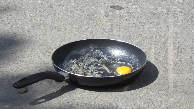 Ph&oacute;ng vi&ecirc;n Ph&aacute;p luật Plus đ&atilde; l&agrave;m một thử nghiệm nhỏ, chỉ sau 30 - 45 ph&uacute;t quả trứng trong chảo để dưới trời nắng mặt trời đ&atilde; c&oacute; hiện tượng kh&ocirc; ch&iacute;n...