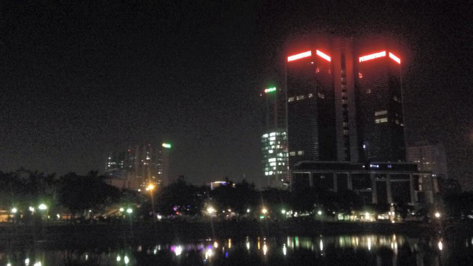 Nhiệt độ qu&aacute; cao khiến hơi n&oacute;ng lưu giữ l&acirc;u. Ng&agrave;y h&ocirc;m qua,&nbsp;l&uacute;c 19h, nhiệt độ H&agrave; Nội vẫn ở mức 40 độ, 22h đ&ecirc;m giảm chậm c&ograve;n 34 độ v&agrave; gần s&aacute;ng nhiệt vẫn c&ograve;n cao 32 độ.