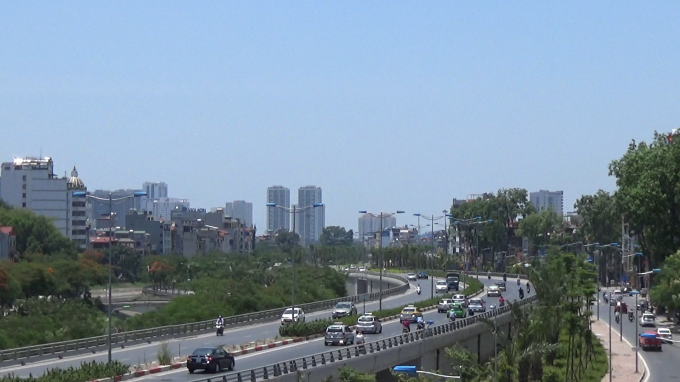 C&aacute;c tuyến đường trở n&ecirc;n vắng vẻ v&igrave; thời tiết qu&aacute; n&oacute;ng