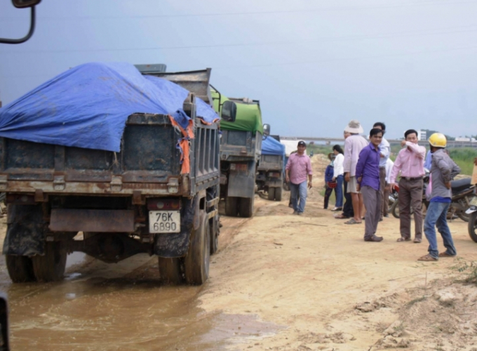 Người d&acirc;n bức x&uacute;c chặn đường xe chở c&aacute;t.