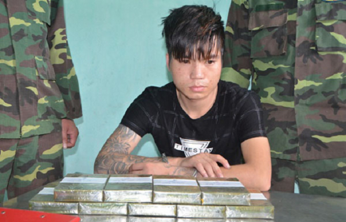 Ho&agrave;ng Văn Minh c&ugrave;ng tang vật bị thu giữ.