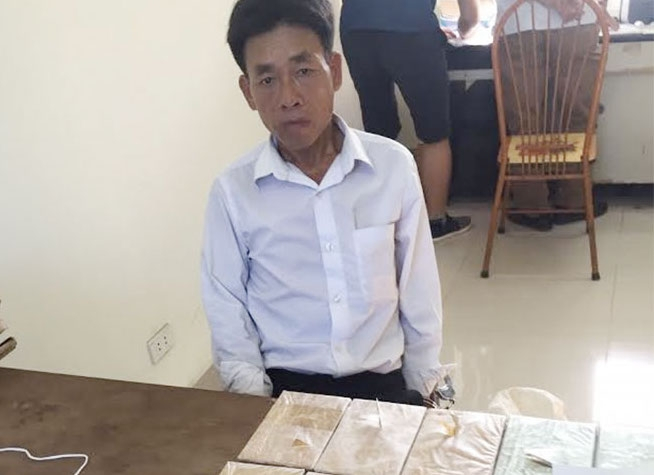 Lầu B&aacute; M&ugrave;a vốn l&agrave; gi&aacute;o vi&ecirc;n dạy tiếng Anh, nhưng thường xuy&ecirc;n sang L&agrave;o mua&nbsp;ma t&uacute;y&nbsp;về b&aacute;n tại c&aacute;c tỉnh ph&iacute;a Bắc.