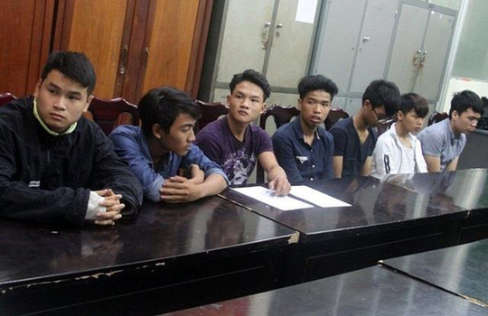 Nh&oacute;m thanh ni&ecirc;n đập ph&aacute; xe &ocirc; t&ocirc; tại cơ quan điều tra.