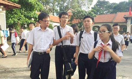 Th&iacute; sinh kết th&uacute;c kỳ thi lớp 10 tại TP HCM.