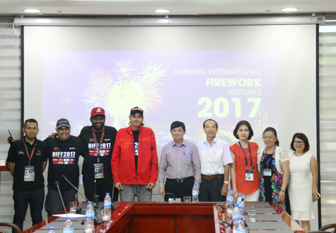 Ban gi&aacute;m khảo DIFF 2017 c&ugrave;ng 3 đội ph&aacute;o hoa được lựa chọn v&agrave;o đ&ecirc;m chung kết 24/6.