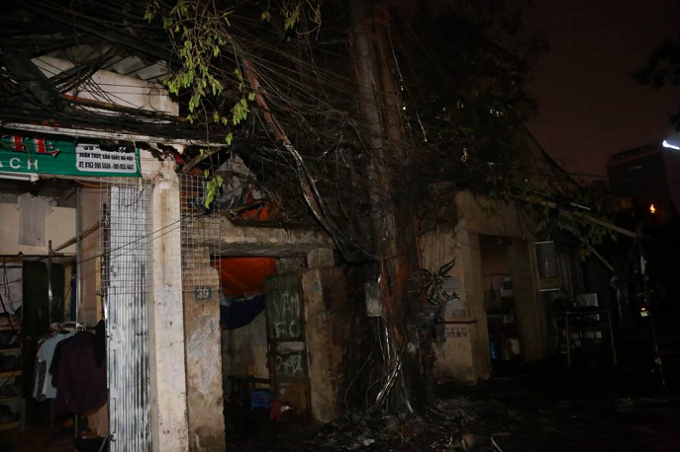 Hiện trường cột điện ph&aacute;t nổ v&agrave; bốc ch&aacute;y.