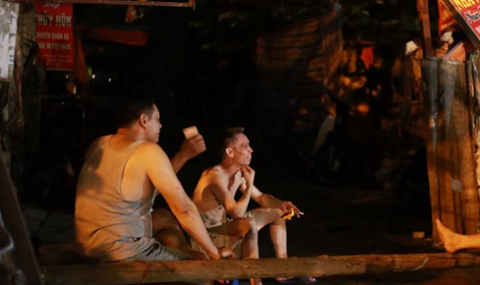 Nhiều người d&acirc;n mất ngủ v&igrave; n&oacute;ng đỉnh điểm.