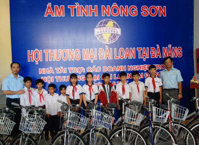 C&aacute;c học sinh c&oacute; ho&agrave;n cảnh kh&oacute; khăn tại huyện N&ocirc;ng Sơn c&oacute; phương tiện đi học h&agrave;ng ng&agrave;y.