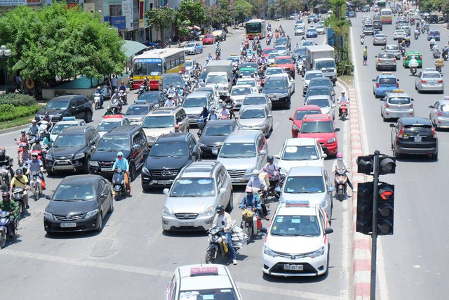 Những ng&agrave;y qua, thời tiết ở H&agrave; Nội ghi nhận mức nắng n&oacute;ng kỷ lục khi nhiệt độ ngo&agrave;i trời l&ecirc;n đến 44-45 độ C, đ&acirc;y l&agrave; mức nhiệt lớn nhất ghi nhận trong 40 năm qua. Nắng n&oacute;ng gay gắt, k&eacute;o d&agrave;i khiến cho cuộc sống của người d&acirc;n bị đảo lộn nghi&ecirc;m trọng.