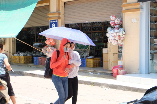 Hơi n&oacute;ng bốc l&ecirc;n tr&ecirc;n vỉa h&egrave; bỏng r&aacute;t khiến người đi đường c&oacute; cảm gi&aacute;c bị ngộp thở.