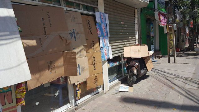 Nắng n&oacute;ng k&eacute;o d&agrave;i khiến nhiều mặt h&agrave;ng ti&ecirc;u d&ugrave;ng rơi v&agrave;o t&igrave;nh trạng ế ẩm. Nhiều cửa h&agrave;ng vắng