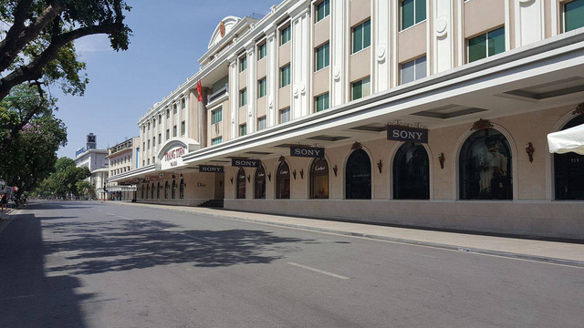 Tuyến phố đi bộ ở H&agrave; Nội, ng&agrave;y cuối tuần thường đ&ocirc;ng đ&uacute;c giờ cũng vắng vẻ kh&aacute;c thường.