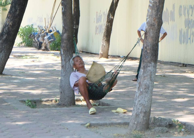 Người lao động tận dụng mọi c&aacute;ch nghỉ ngơi giữa thời tiết nắng n&oacute;ng