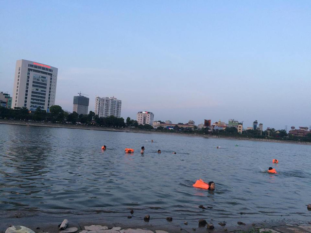 Tại b&aacute;n đảo Linh Đ&agrave;m, nhiều người d&acirc;n đổ dồn về hồ nước để