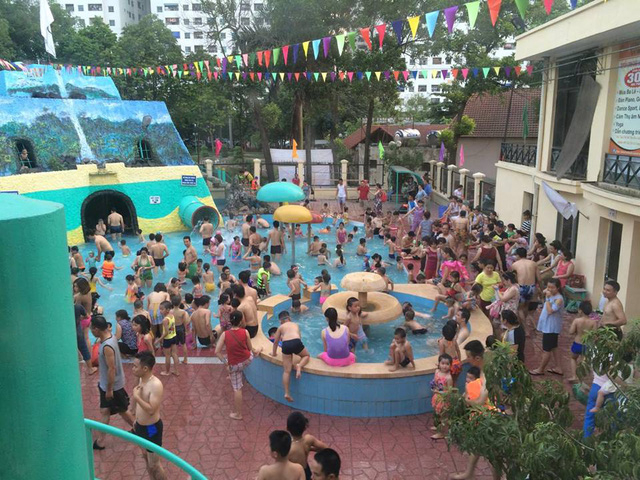 Tại bể bơi b&aacute;n đảo Linh d&agrave;m, h&agrave;ng đo&agrave;n người xếp h&agrave;ng mua v&eacute; g&acirc;y ra cảnh &ugrave;n ứ k&eacute;o d&agrave;i.