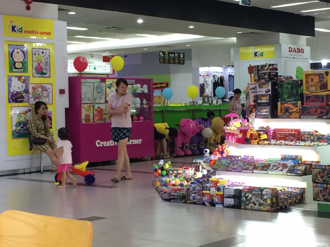 V&agrave;o trung t&acirc;m thương mại lu&ocirc;n l&agrave; lựa chọn h&agrave;ng đầu của phụ huynh.