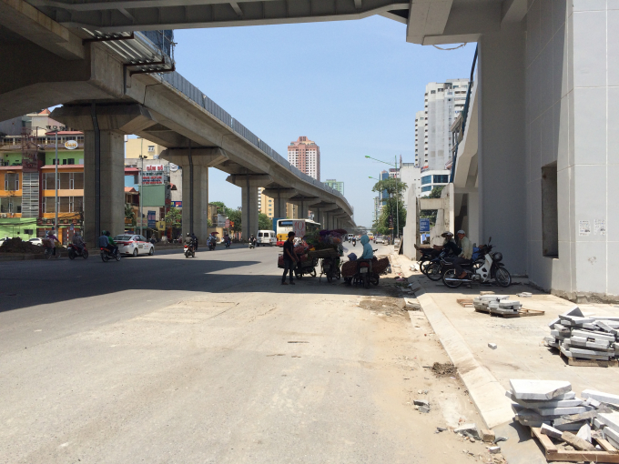 Ch&acirc;n cầu l&agrave; nơi nhiều người đến tr&aacute;nh n&oacute;ng.