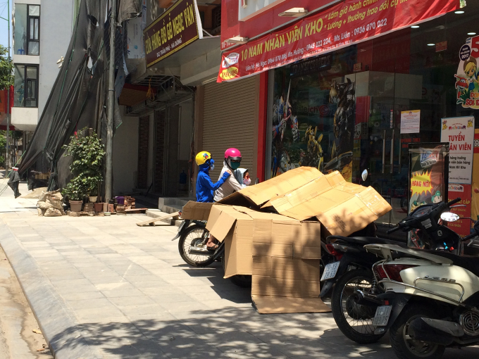 Với thời tiết n&oacute;ng bức như thế n&agrave;y th&igrave; c&aacute;c phương tiện cũng được che chắn kh&aacute; kĩ.