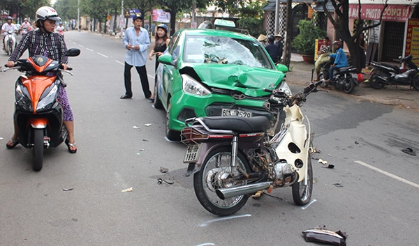 Hiện trường vụ tai nạn giao th&ocirc;ng khiến hai nam thanh nhi&ecirc;n điều khiển xe m&aacute;y nhập viện trong t&igrave;nh trạng nguy kịch&nbsp;- Ảnh: Trung Nguy&ecirc;n.