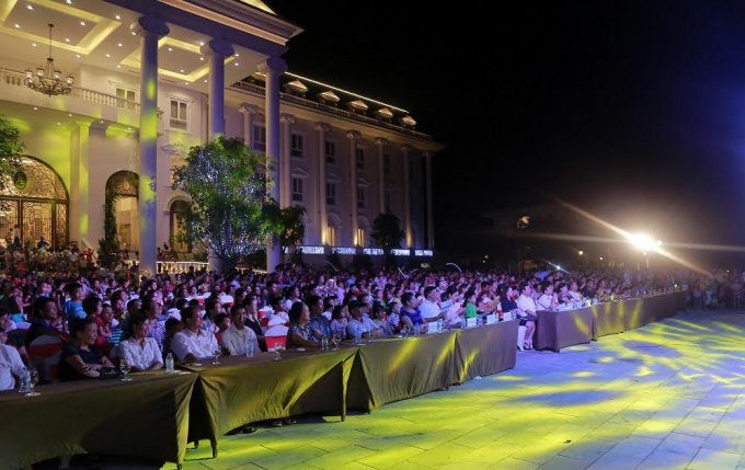 Chương tr&igrave;nh thu h&uacute;t sự tham gia nhiệt t&igrave;nh của 1.000 ch&aacute;u thiếu nhi c&ugrave;ng c&aacute;c bậc phụ huynh, thầy c&ocirc;. Nhiều tiết mục biểu diễn nghệ thuật đặc sắc như ca m&uacute;a nhạc, biểu diễn xiếc, ảo thuật&hellip; đ&atilde; mang lại cho c&aacute;c b&eacute; những khoảnh khắc đ&aacute;ng nhớ.