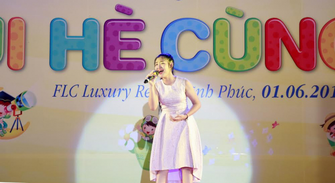 Ca sĩ nh&iacute; Đinh Thu Thủy &ndash; Top 3 Giọng h&aacute;t Việt nh&iacute; 2015, h&aacute;t mở m&agrave;n đ&ecirc;m biểu diễn nghệ thuật thiếu nhi.