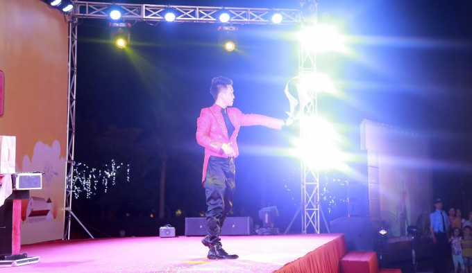 Ngo&agrave;i những tiết mục văn nghệ đầy s&ocirc;i động ra chương tr&igrave;nh c&ograve;n được thu h&uacute;t bởi chương tr&igrave;nh nghệ thuật với m&agrave;n ảo thuật gay cấn của ảo thuật gia nổi tiếng Duy Nguyễn.