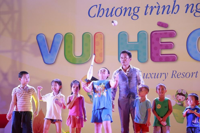 Kh&ocirc;ng chỉ được thưởng thức những m&agrave;n tr&igrave;nh diễn m&atilde;n nh&atilde;n, c&aacute;c b&eacute; c&ograve;n được trực tiếp tham gia c&aacute;c tr&ograve; chơi vui nhộn tr&ecirc;n s&acirc;n khấu, giao lưu với c&aacute;c nghệ sĩ v&agrave; nhận nhiều phần qu&agrave; th&uacute; vị.&nbsp;