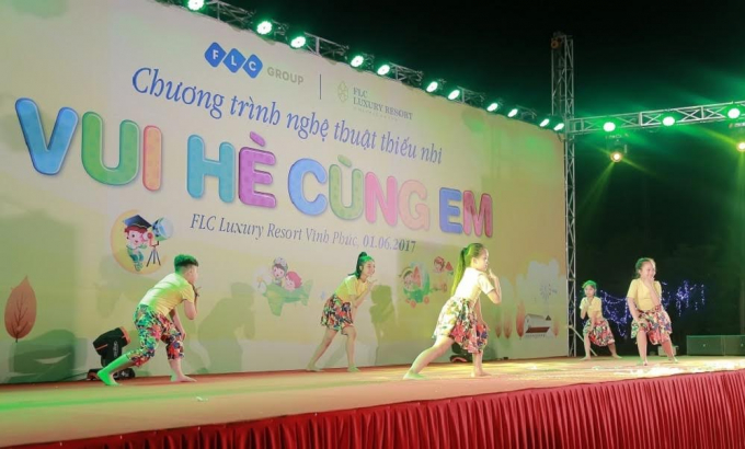 Chương tr&igrave;nh biểu diễn nghệ thuật &ldquo;Vui h&egrave; c&ugrave;ng em&rdquo; l&agrave; một m&oacute;n qu&agrave; ch&agrave;o h&egrave; rộn r&atilde; m&agrave; Tập đo&agrave;n FLC d&agrave;nh tặng cho c&aacute;c b&eacute; mầm non x&atilde; Vĩnh Thịnh, huyện Vĩnh Tường, tỉnh Vĩnh Ph&uacute;c.&nbsp;
