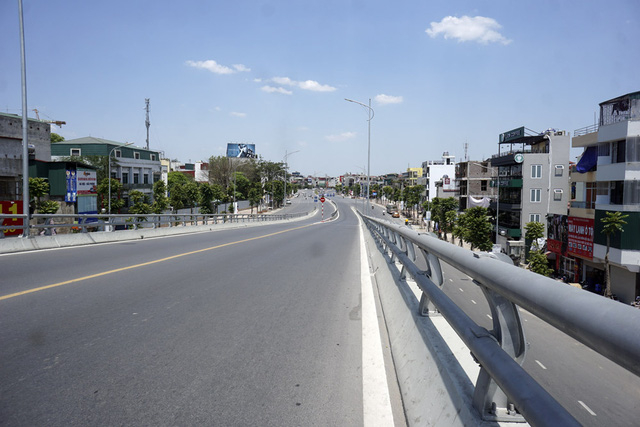 Đoạn đường mới mở phố Trần Kh&aacute;t Ch&acirc;n với h&agrave;ng c&acirc;y vừa trồng nhỏ b&eacute;, lọt thỏm giữa trưa h&egrave; gay gắt.