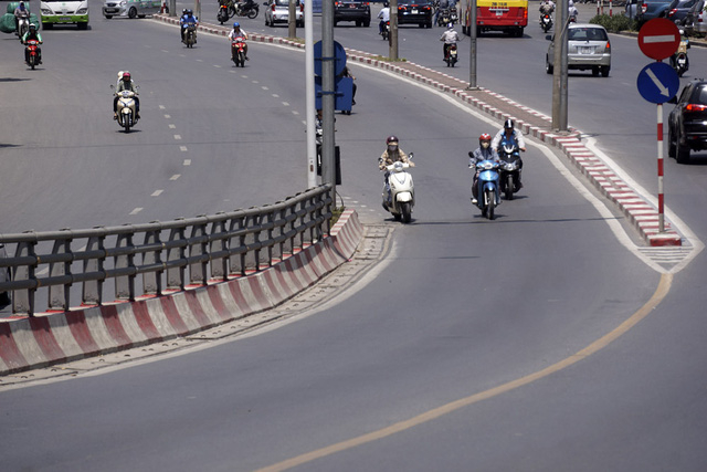 Lưu th&ocirc;ng tr&ecirc;n mặt đường khi kh&ocirc;ng c&oacute; b&oacute;ng m&aacute;t l&agrave; trải nghiệm khổ ải với rất nhiều người d&acirc;n.