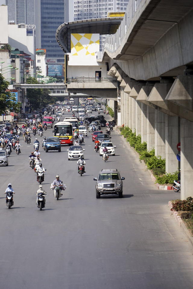 Đường Nguyễn Tr&atilde;i n&oacute;ng hầm hập với tuyến đường sắt đ&ocirc; thị thay thế h&agrave;ng c&acirc;y x&agrave; cừ l&acirc;u năm.