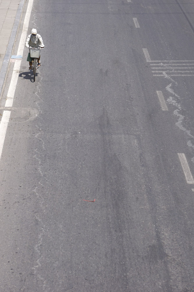 Những con đường vắng b&oacute;ng người trong c&aacute;i n&oacute;ng khủng khiếp.