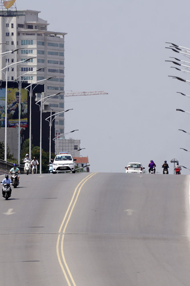 Mặt đường như tấm gương phản xạ nhiệt trở lại người đi đường.