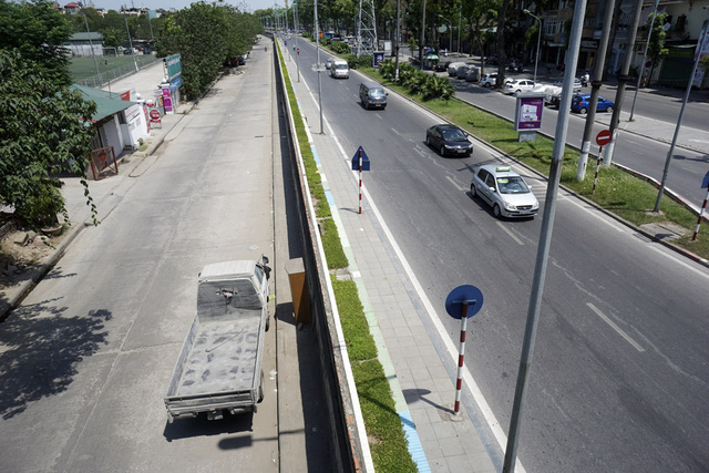 Đường Hồng H&agrave; v&agrave; đường Y&ecirc;n Phụ vắng b&oacute;ng người.