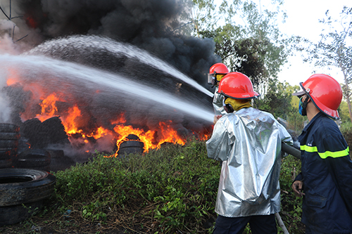 Mất 6 giờ đồng hồ để dập đ&aacute;m ch&aacute;y tại khu vực tập kết lốp xe. (Ảnh PCCC QN)