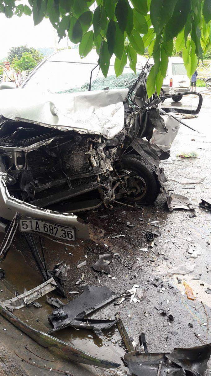 Đầu phương tiện n&aacute;t b&eacute;t sau va chạm.