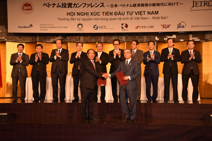 Thủ tướng Nguyễn Xu&acirc;n Ph&uacute;c chứng kiến&nbsp;lễ trao 36 giấy chứng nhận đăng k&yacute; đầu tư v&agrave; c&aacute;c hợp đồng, bản nhớ hợp t&aacute;c MOU trị gi&aacute; tr&ecirc;n 22 tỷ USD giữa c&aacute;c doanh nghiệp Việt Nam v&agrave; Nhật Bản.