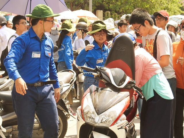 M&ugrave;a thi vốn đ&atilde; &ldquo;n&oacute;ng&rdquo; n&agrave;y c&ograve;n n&oacute;ng hơn với thời tiết m&ugrave;a h&egrave; như &ldquo;chảo lửa&rdquo;.