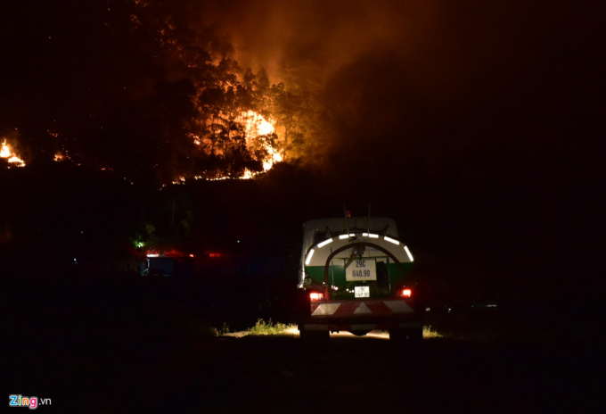 Do khu vực ch&aacute;y rừng xa với nguồn nước n&ecirc;n việc chuyển nước chữa ch&aacute;y rất kh&oacute; khăn. Nhiều xe chữa ch&aacute;y kh&ocirc;ng thể l&ecirc;n n&uacute;i chữa ch&aacute;y được n&ecirc;n chỉ tập trung ở ch&acirc;n n&uacute;i ph&ograve;ng sự cố lửa lan đến nh&agrave; d&acirc;n.&nbsp;UBND huyện S&oacute;c Sơn huy động khoảng 2.000 người (lực lượng c&ocirc;ng an, qu&acirc;n đội, kiểm l&acirc;m, ph&ograve;ng ch&aacute;y chữa ch&aacute;y) để dập lửa li&ecirc;n tục suốt 11 giờ.